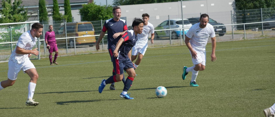 Photo to the news: Summer, sun, football: TSG sponsors' kickabout
